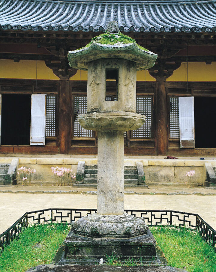 영주 부석사 무량수전 앞 석등