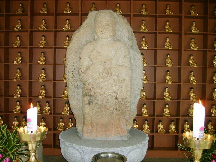 충주 용화사 석조여래입상