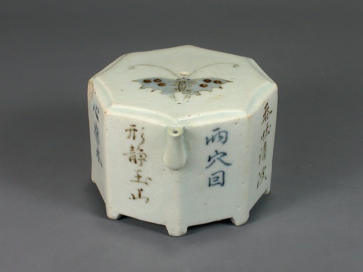 백자 청화철화‘시’명나비문 팔각연적