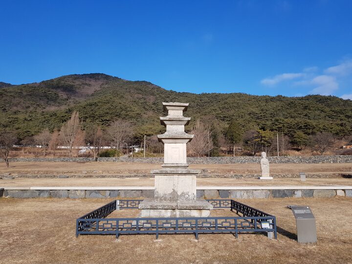 보령 성주사지 동 삼층석탑