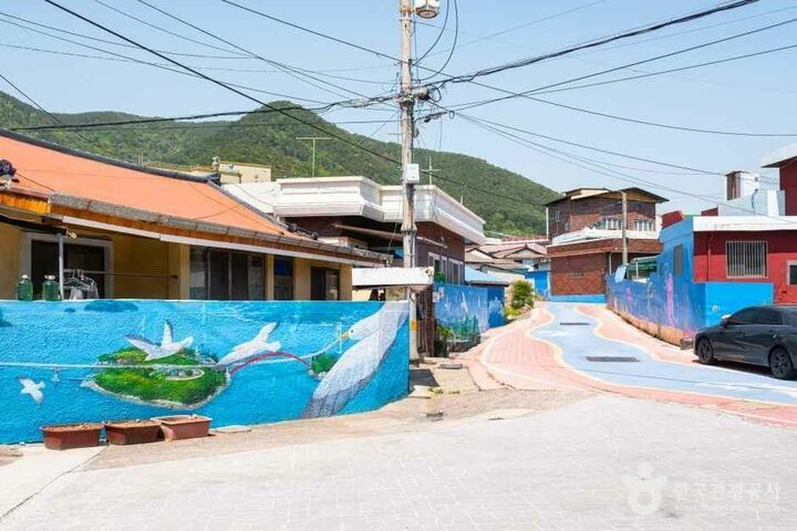 경남_사천_대방진굴항_외부_길_1.jpg