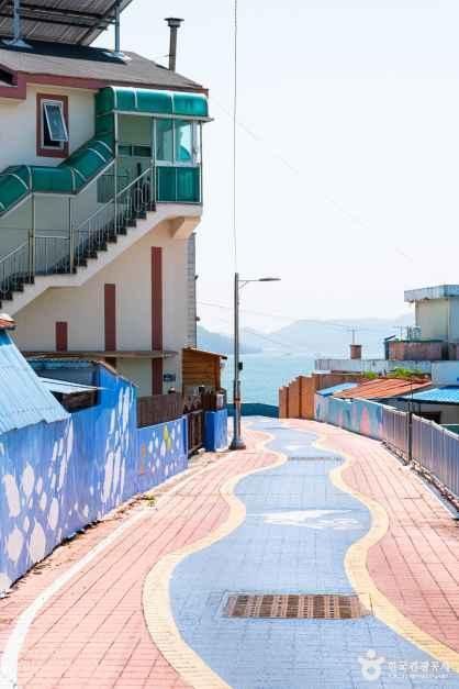 경남_사천_대방진굴항_외부_길_2.jpg