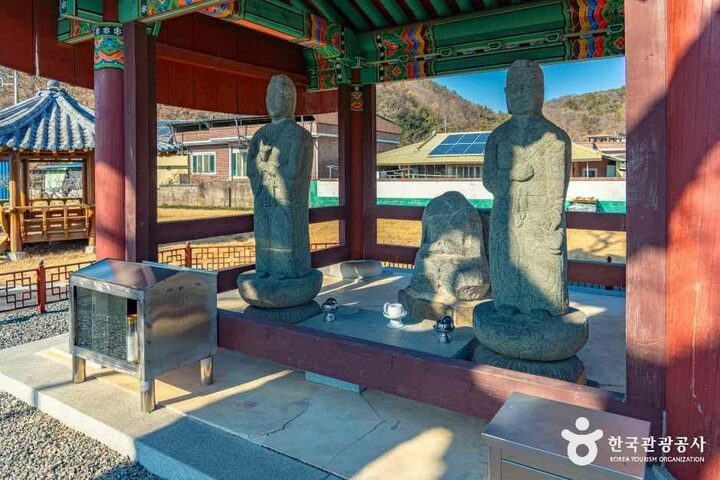 함안_함안 대산리 석조삼존상 (2).jpg