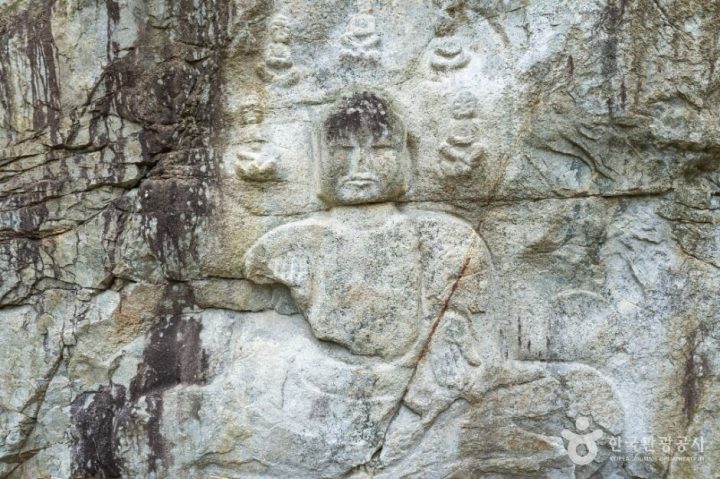 충주 봉황리 마애불상군