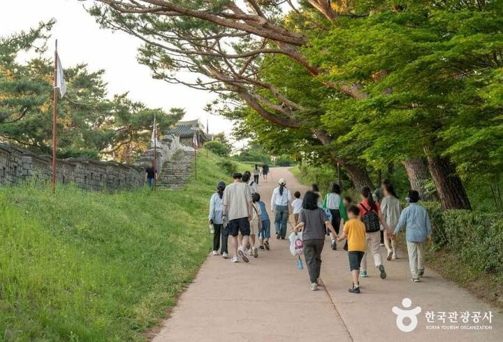 경기_수원_화성행궁_외부_03.jpg