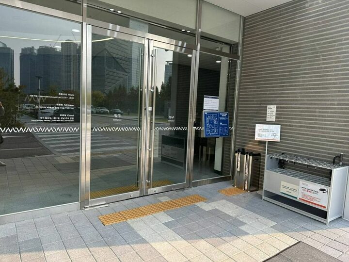 국립세계문자박물관_박물관 1층 출입구(미닫이)