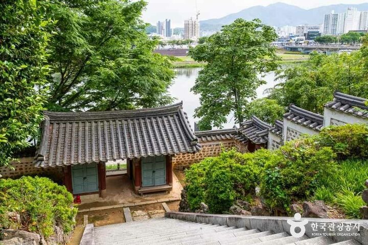 경남_밀양_아랑각_외부_5.jpg