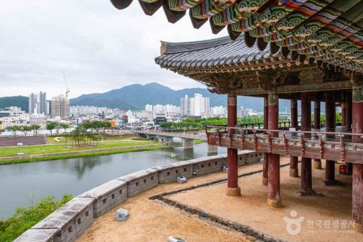 경남_밀양_영남루_외부_7.jpg