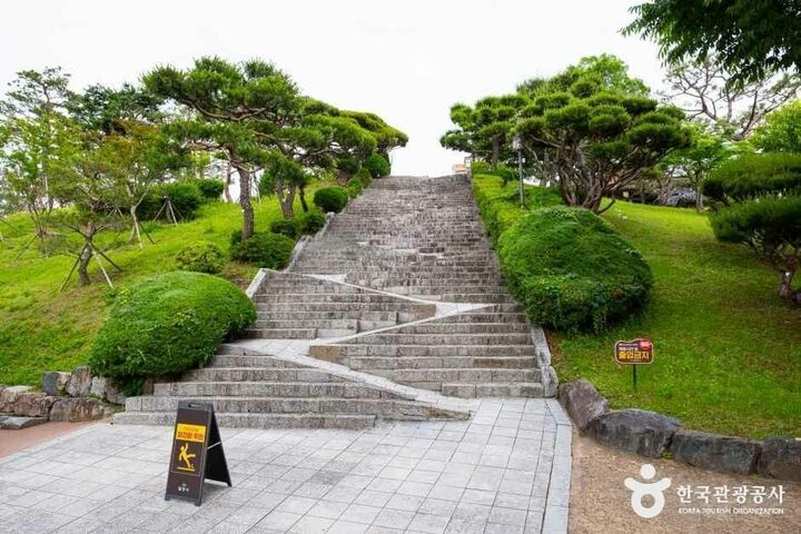경남_밀양_영남루_외부_1.jpg