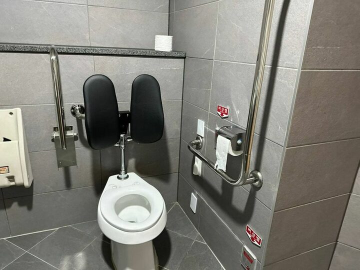 국립세계문자박물관_지하 1층 장애인화장실 내부 2_ 상설전시실 엘리베이터 인근 위치