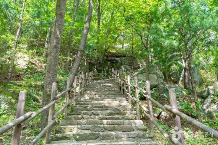 거창_거창 가섭암지 마애여래삼존입상 (1)