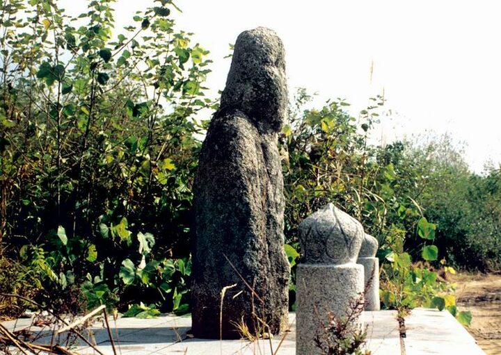 이평리석불입상(측면)