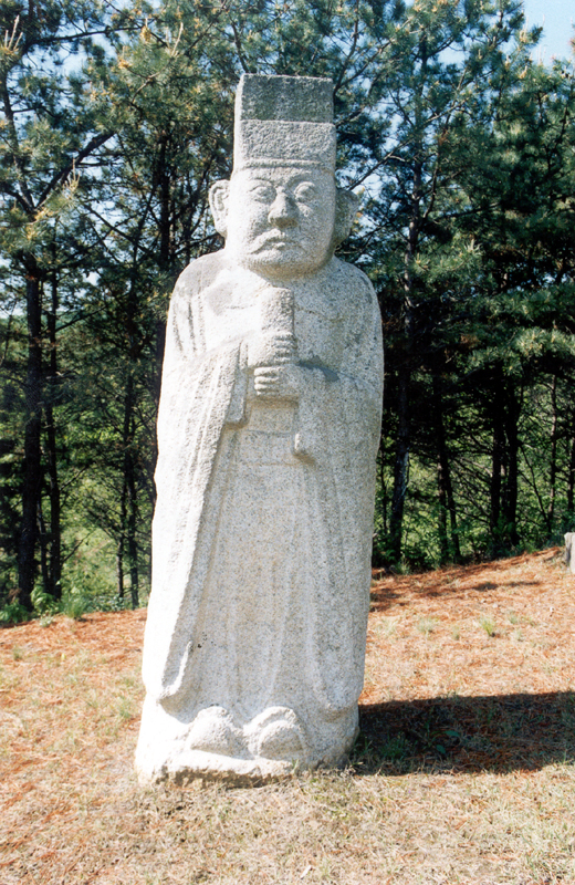 문인석(좌측)