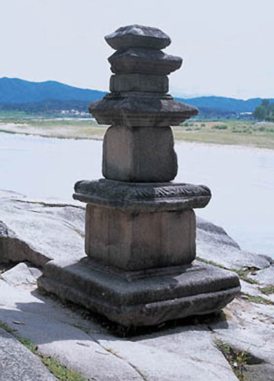 신륵사삼층석탑