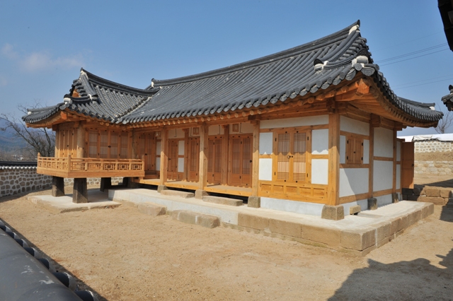 안동김씨고가터는 조선시대 포천지역에 거주했던 안동김씨의 고택으로 2004년 발굴조사를 통해 안채와 사랑채 등의 초석이 발견