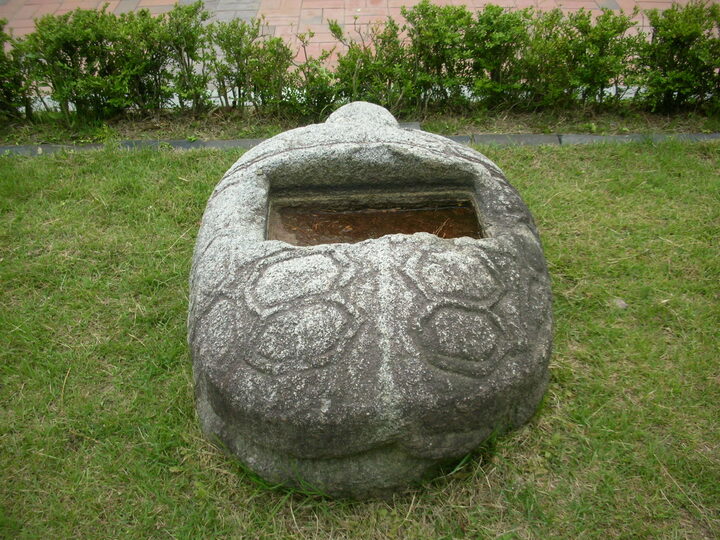 강릉귀부 배면