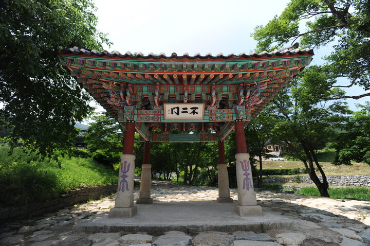 건봉사불이문 (촬영:문화재청)