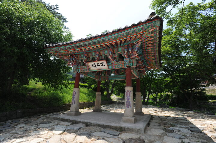 건봉사불이문 (촬영:문화재청)