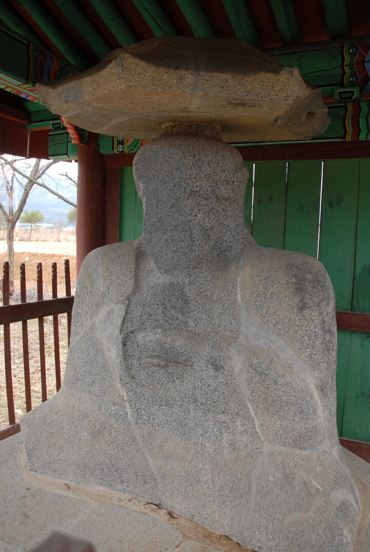 강릉굴산사지석불좌상 (촬영:문화재청)