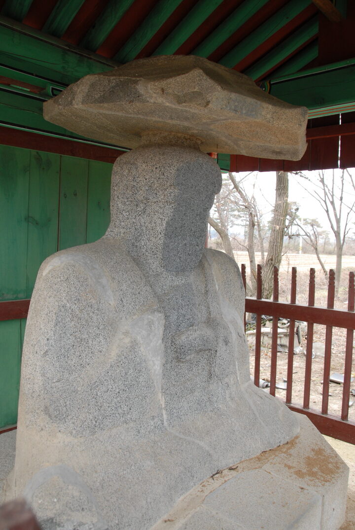 강릉굴산사지석불좌상 (촬영:문화재청)