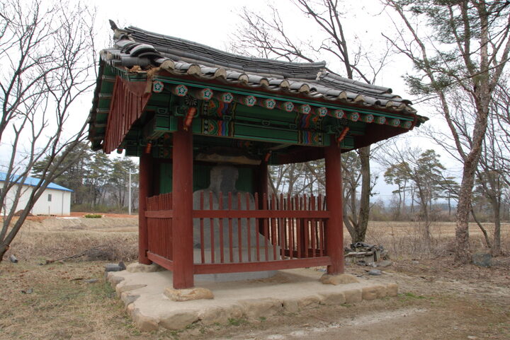 강릉굴산사지석불좌상 (촬영:문화재청)