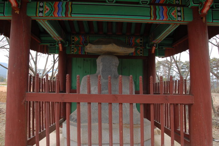 강릉굴산사지석불좌상 (촬영:문화재청)