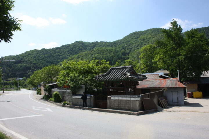 충신각 전경