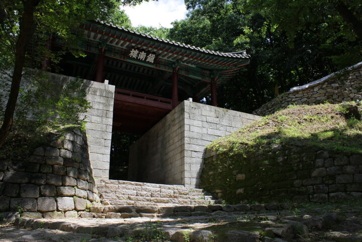 공산성진남루