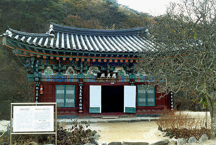 마곡사응진전정면