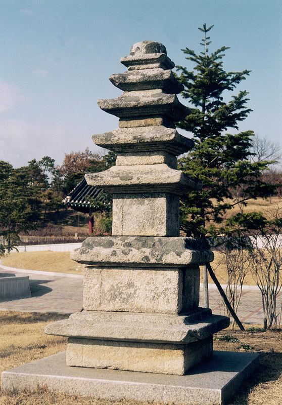 동남리석탑