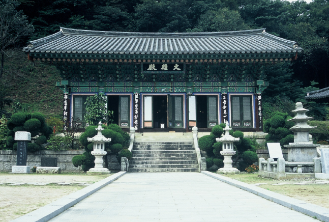 광덕사는 832년(신라 흥덕왕 7년) 진산화상(珍山和尙)에 의해서 처음 세워진 사찰로 전해진다. 대웅전은 불교의 창시자인 석가여래를 주불(主佛)로 오른쪽에는 아미타여래를 왼쪽에는 약사여래를 모신 전각이다. 현재의 광덕사 대웅전은 1872년(고종 9년)에 중건하였던 것을 1983년에 해체하고 전의 모습대로 재현한 것이다. 해체시 발견된 대형 주춧돌이 통일신라의 양식이어서 광덕사의 창건시기를 알 수 있게 하였다.