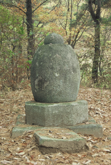 광덕사 뒤편 작은 봉우리에 있는 사리탑으로 진산화상의 사리를 모시고 있다. 진산화상은 통일신라시대의 승려로 흥덕왕 때 이절을 고쳐지었다. 탑신은 종 모양을 이루고 있는 형태로, 낮은 바닥돌 위로 4각 기단을 마련하여 종모양의 탑신을 올려 놓았다. 탑신에는 진산화상이라는 글귀를 새겨 주인공을 밝히고 있다. 꼭대기에는 탑신과 한돌로 이루어진 꽃봉오리 모양의 머리장식이 솟아나 있다. 각 부분에 특별한 꾸밈을 두지 않은 통일신라 후기의 작품이다.