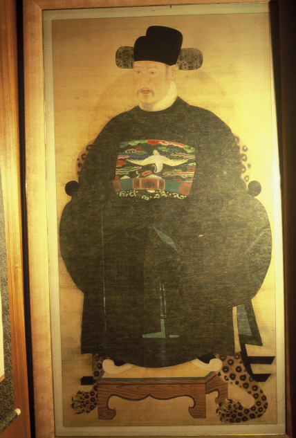 홍진도(1584~1647) 선생의 초상화 2폭으로 전신상 1폭과 얼굴초상 1폭이다. 조선 인조때 문신인 홍진도 선생의 본관은 남양(南陽)이고 자는 자유(子由)로 인조의 외종사촌이다. 1613년 광해군 때 목천현감, 공조좌랑, 공주목사를 거쳐 1645년(인조 23년) 한성부판윤, 판중추부사 등을 역임했다. 시호는 충목(忠穆)이다. 전신상은 오른쪽을 바라보며 호랑이 가죽이 깔린 의자에 앉은 모습으로 사모에 자주색 비단의 관복을 입고 있고 쌍학흉배에 관대를 둘렀다. 얼굴 초상은 전신상 중에서 얼굴 부분만 따로 옮겨 그린 것이다. 조선 중기 공신상의 전형적인 모습이다.
