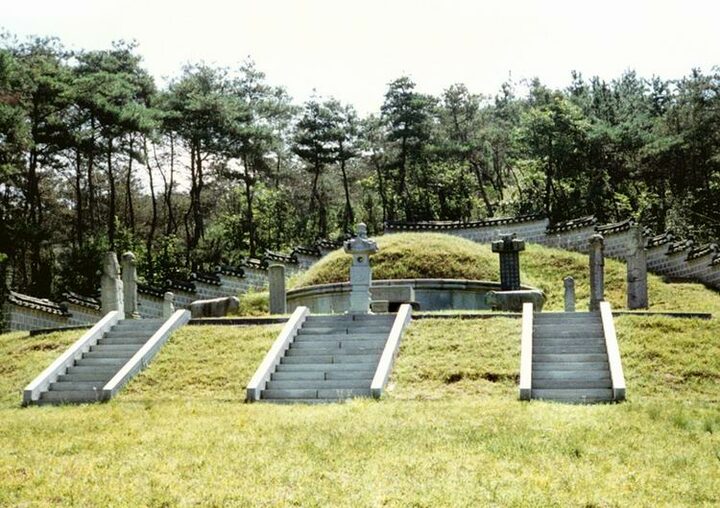 강민첨장군묘전경