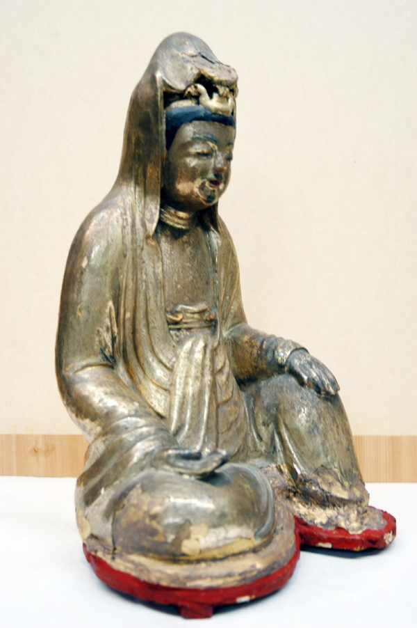 소조불상좌상측면