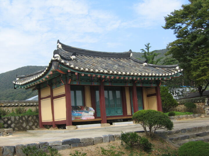 정충사 전면