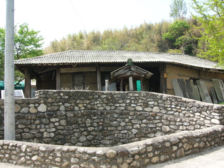 사랑채 앞 우물