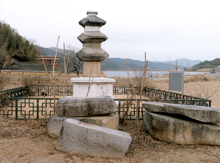 경주남사리북삼층석탑측면