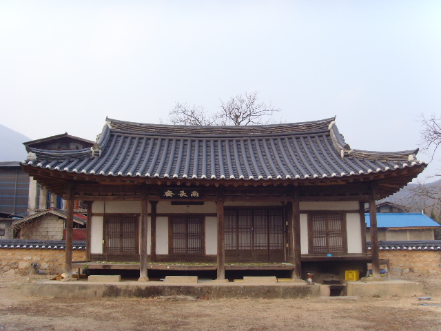 남장재 전경