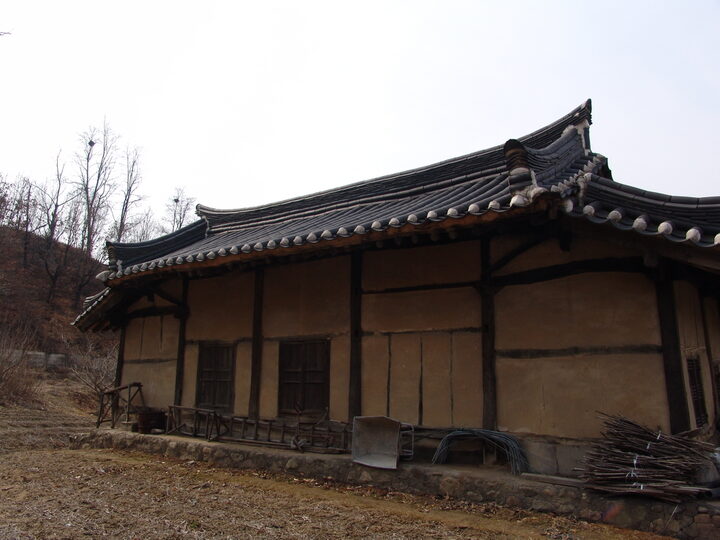 몸채 배면