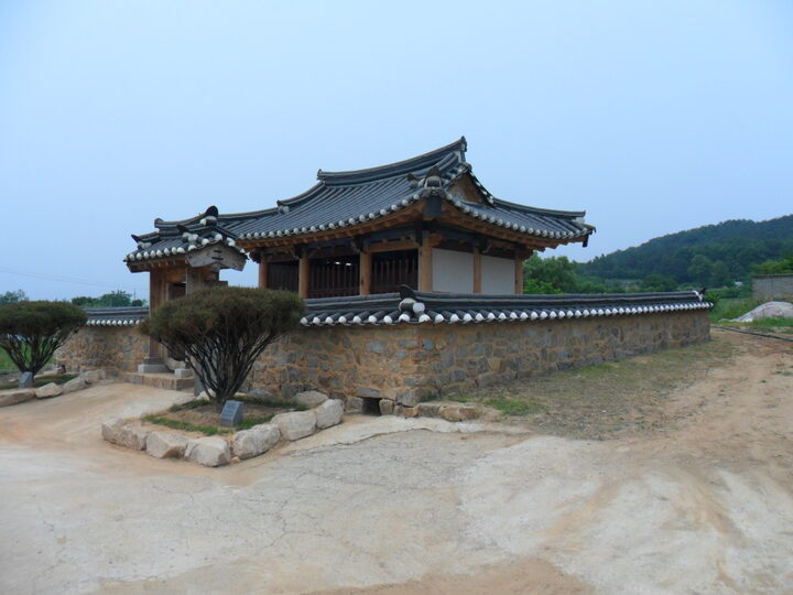 정려각 전경