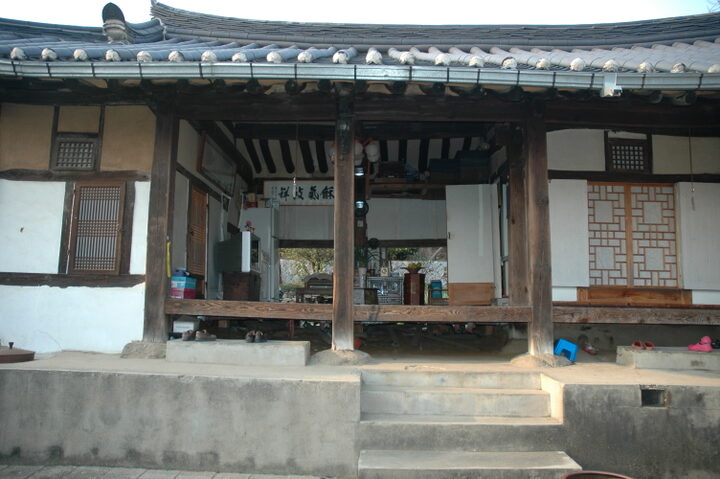 안채 정면
