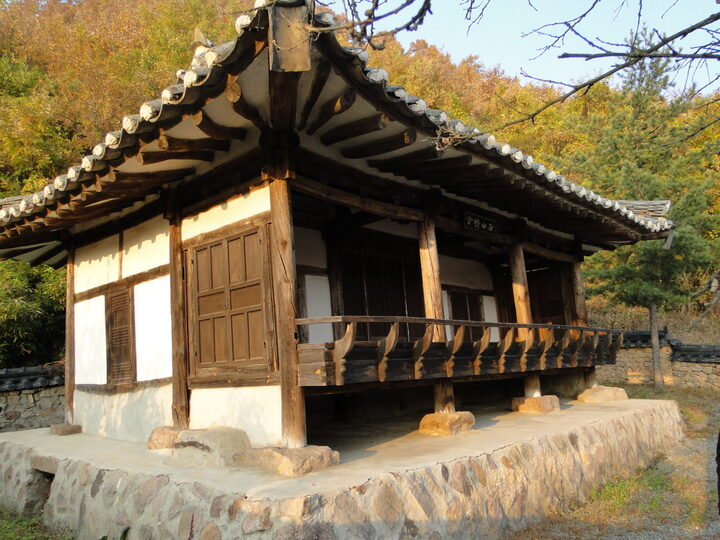 정면 및 좌측면