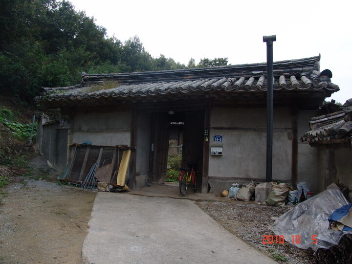 대문채 배면