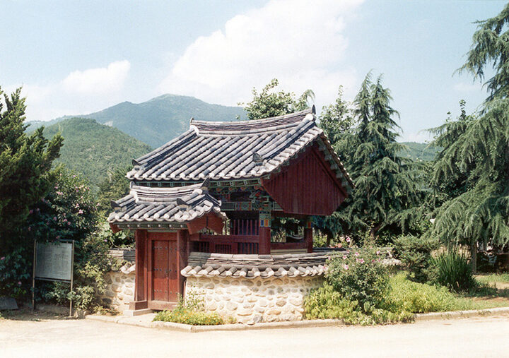 변씨삼현비각