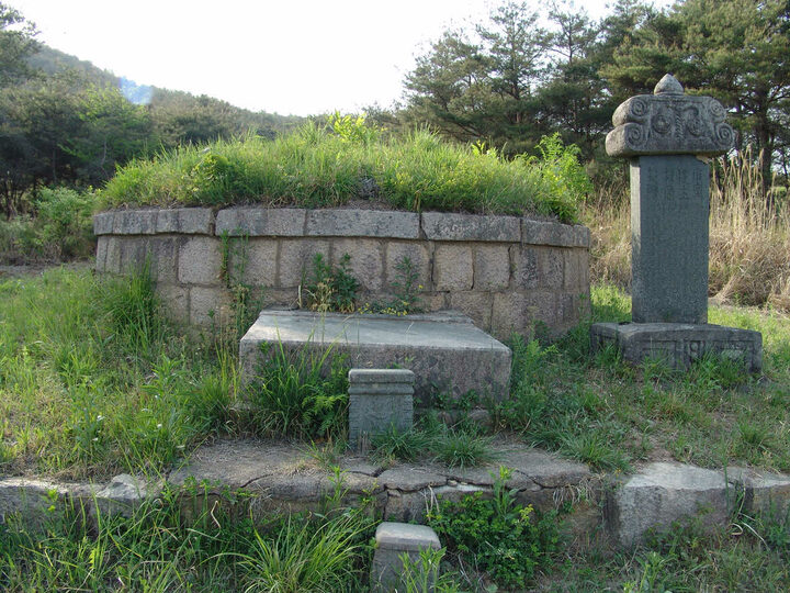 어촌 양훤 묘비(근경)