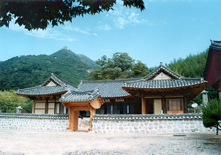 표충사만일루
