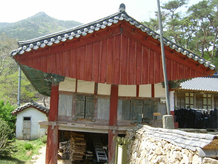 안정사만세루측면