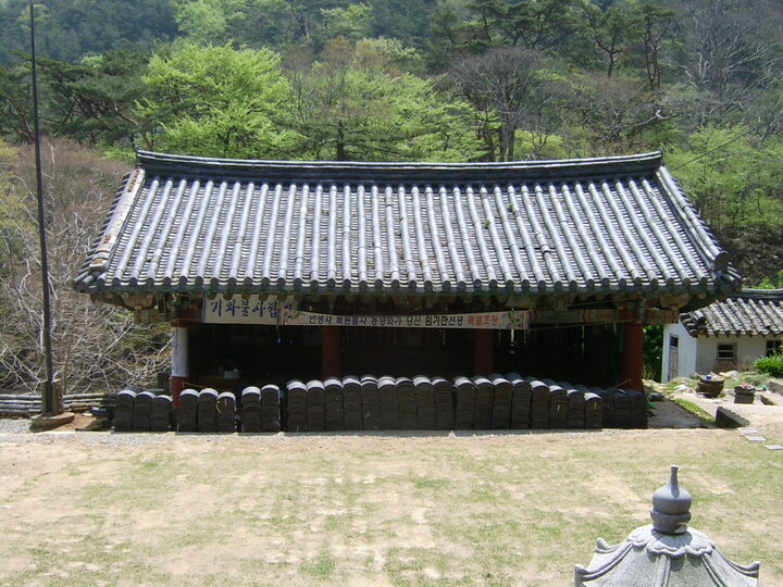 안정사만세루후면