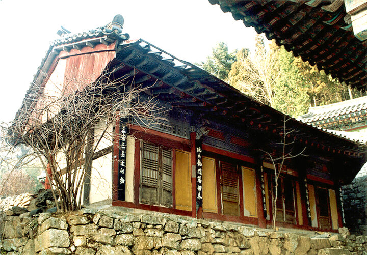 용문사명부전